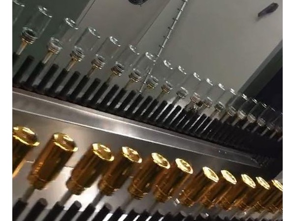玻璃上噴彩釉和自動噴漆有什么不同?