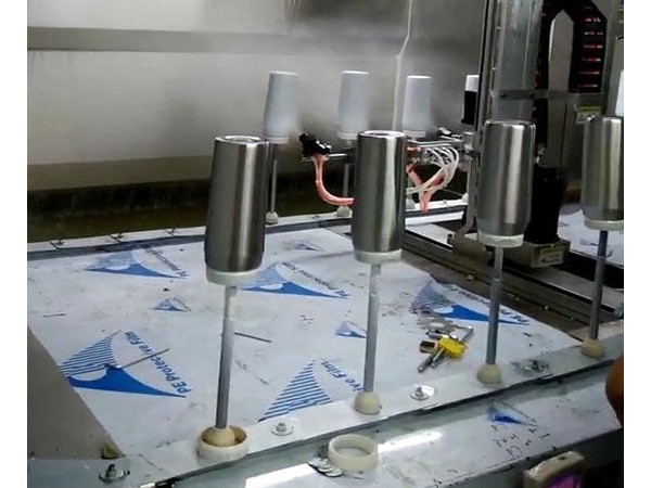 保溫杯表面的漆是用什么噴漆機器噴上去的？