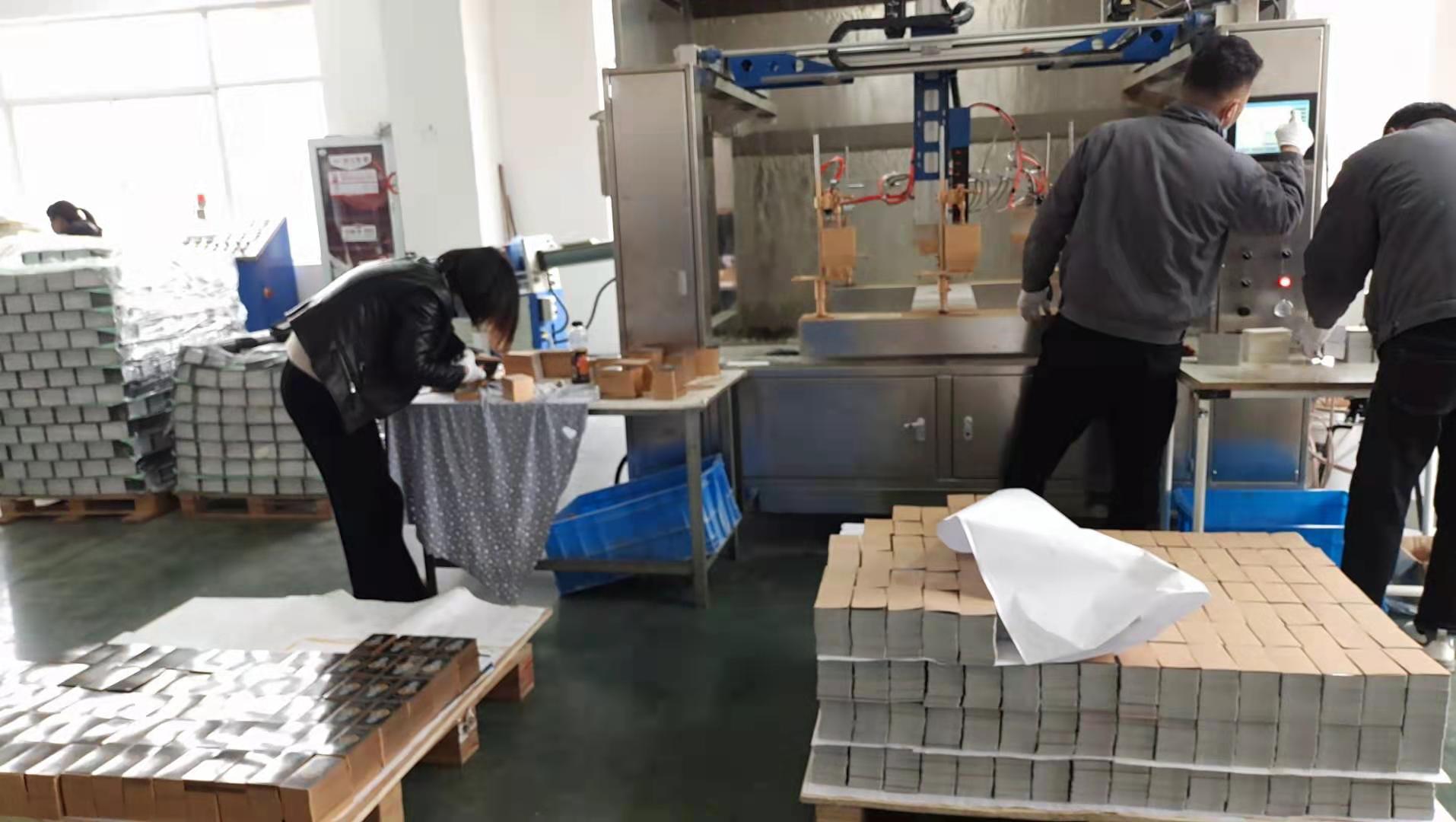 書本|洛克卡通片側(cè)邊6軸聯(lián)動(dòng)噴漆設(shè)備